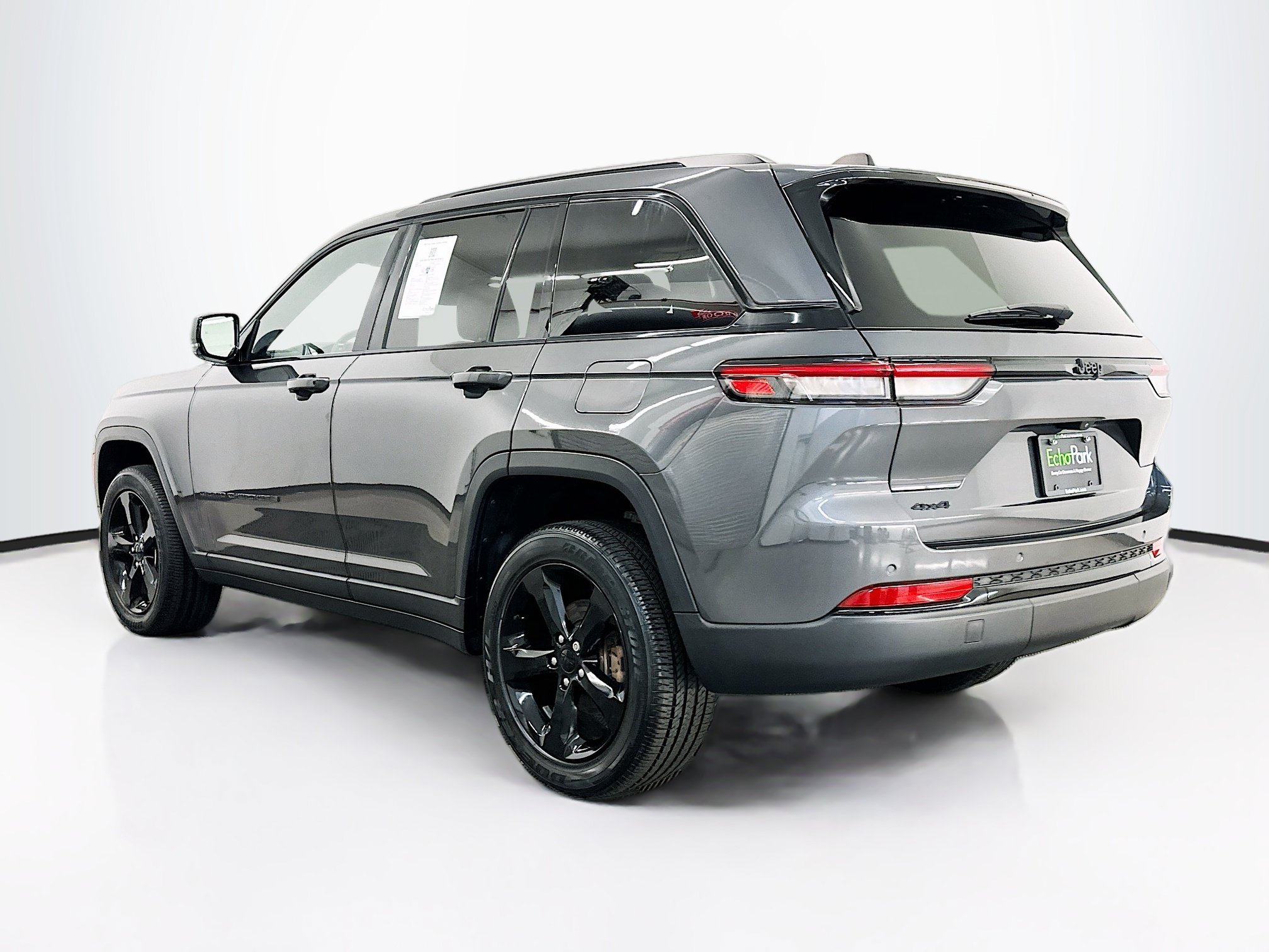 Used 2023 Jeep Grand Cherokee Laredo AWD/4WD image 5