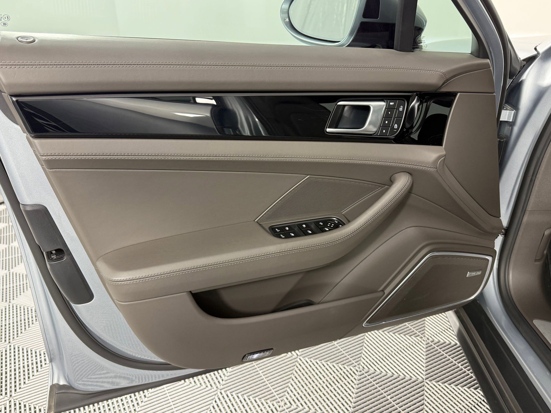 Used 2023 Porsche Panamera 4S image 14