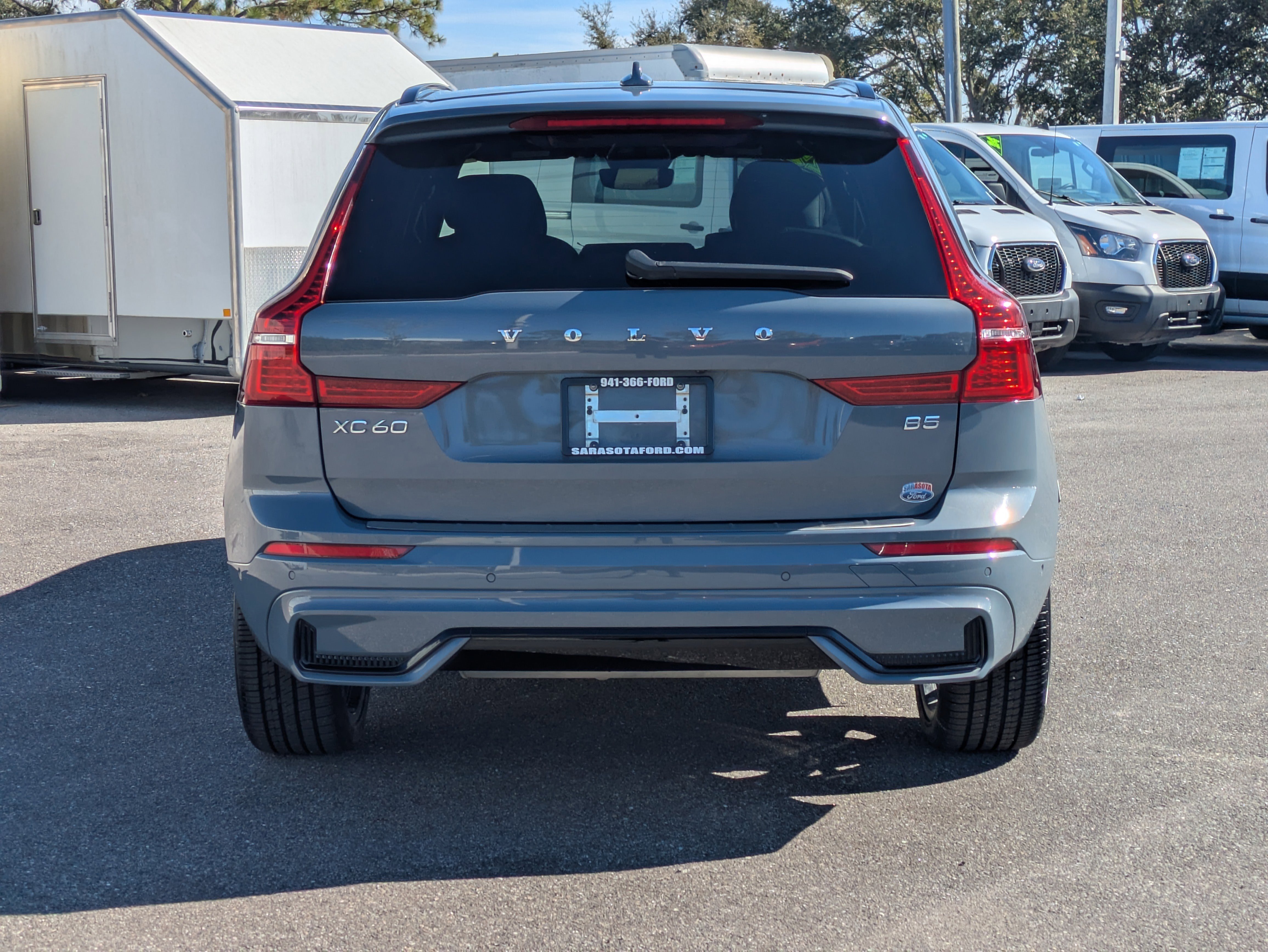 Used 2022 Volvo XC60 B5 R-Design w/ Advanced Package image 5