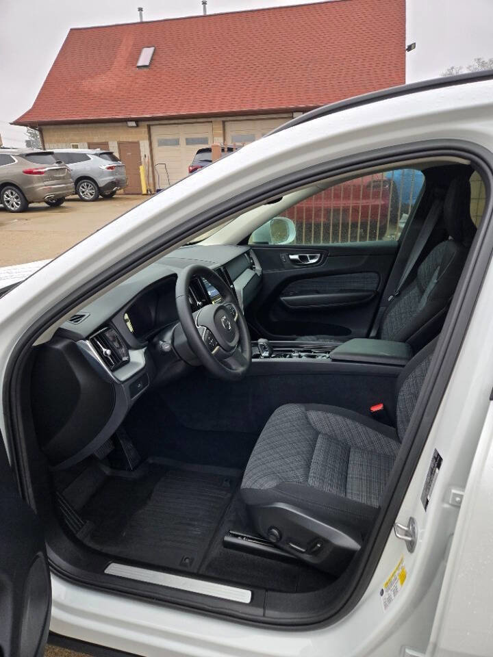 Used 2023 Volvo XC60 B5 Core image 23