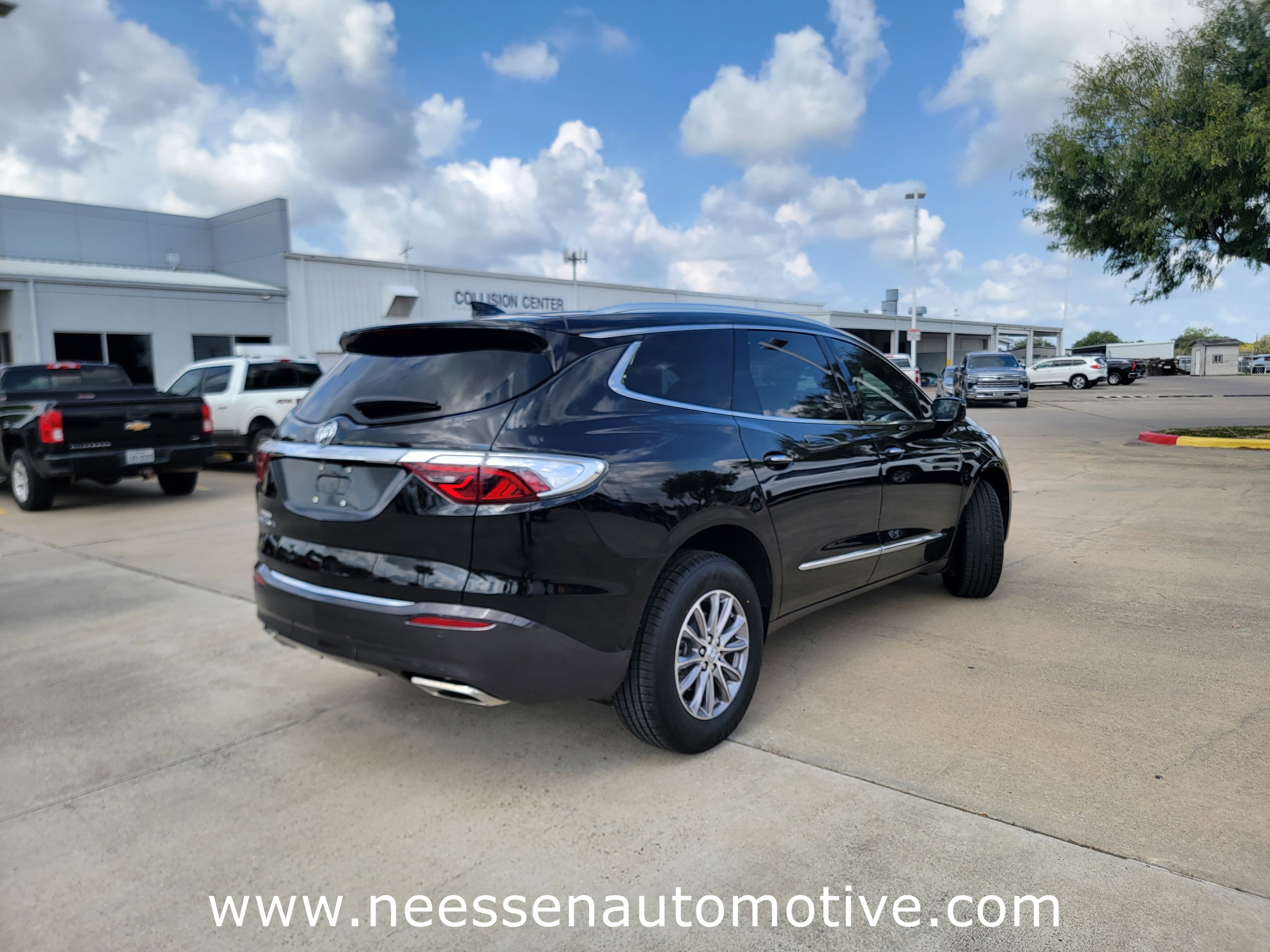 Used 2023 Buick Enclave Essence image 7