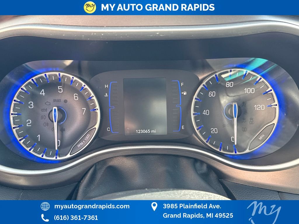 Used 2020 Chrysler Pacifica Touring w/ Cold Weather Group FWD image 17