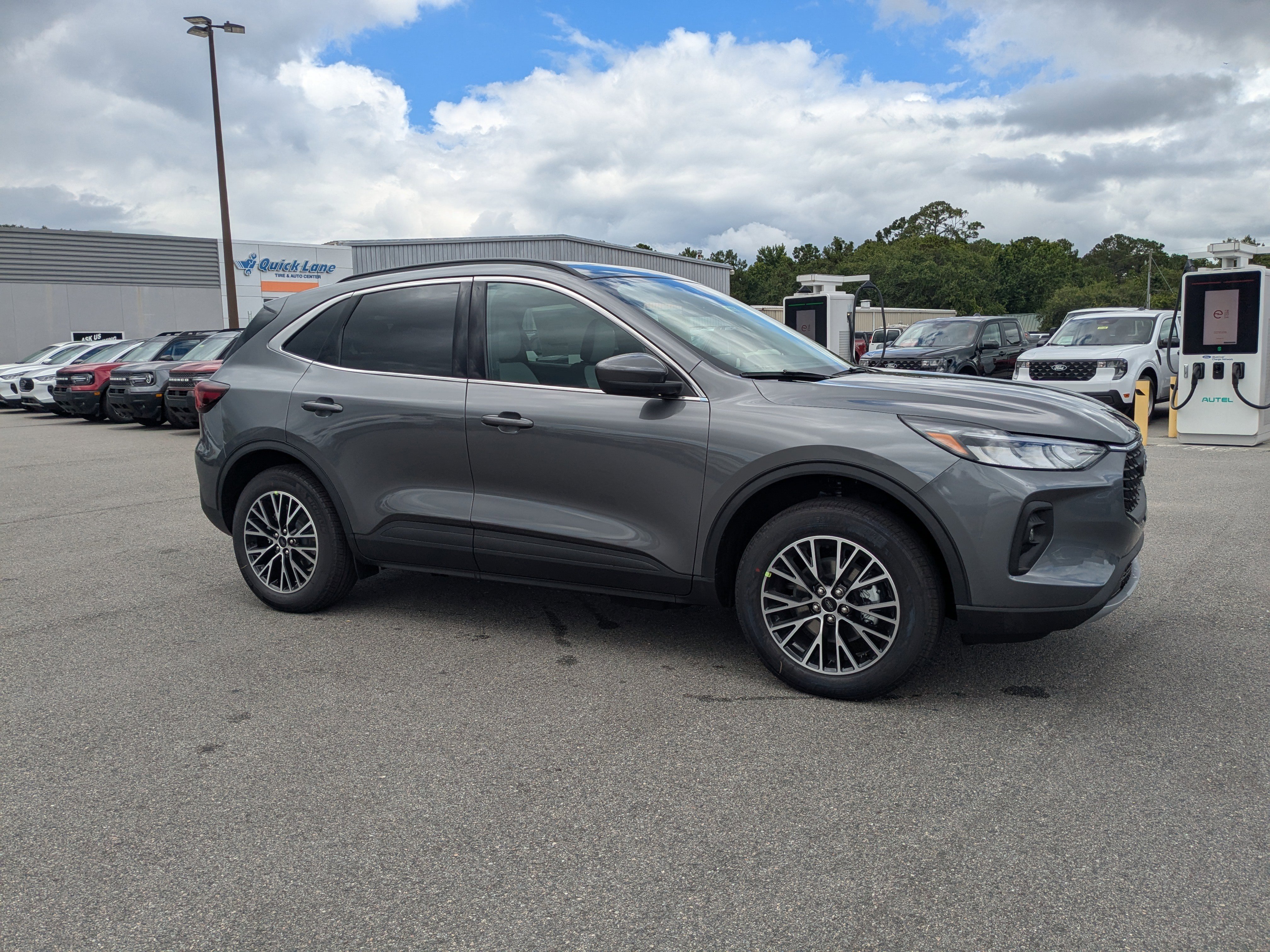 New 2025 Ford Escape SE image 2