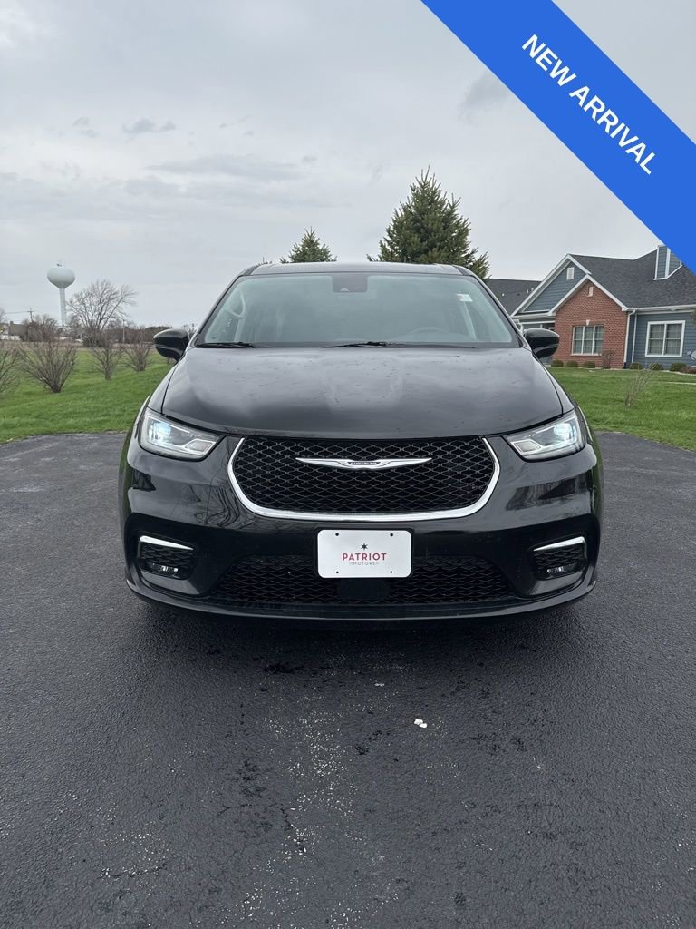 Used 2024 Chrysler Pacifica Touring-L image 4