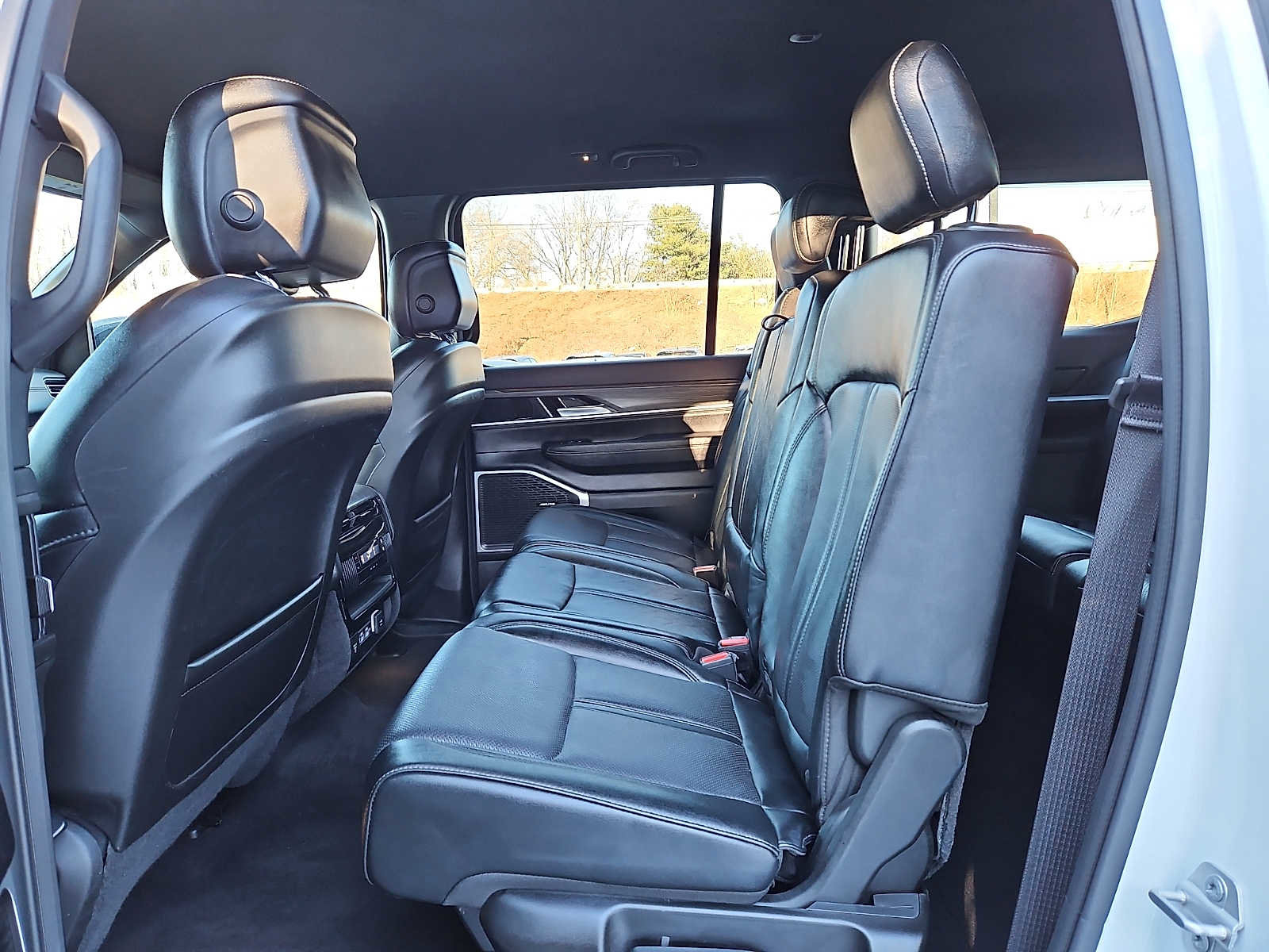 Used 2024 Jeep Wagoneer Series II w/ Flexible Seating Group image 10
