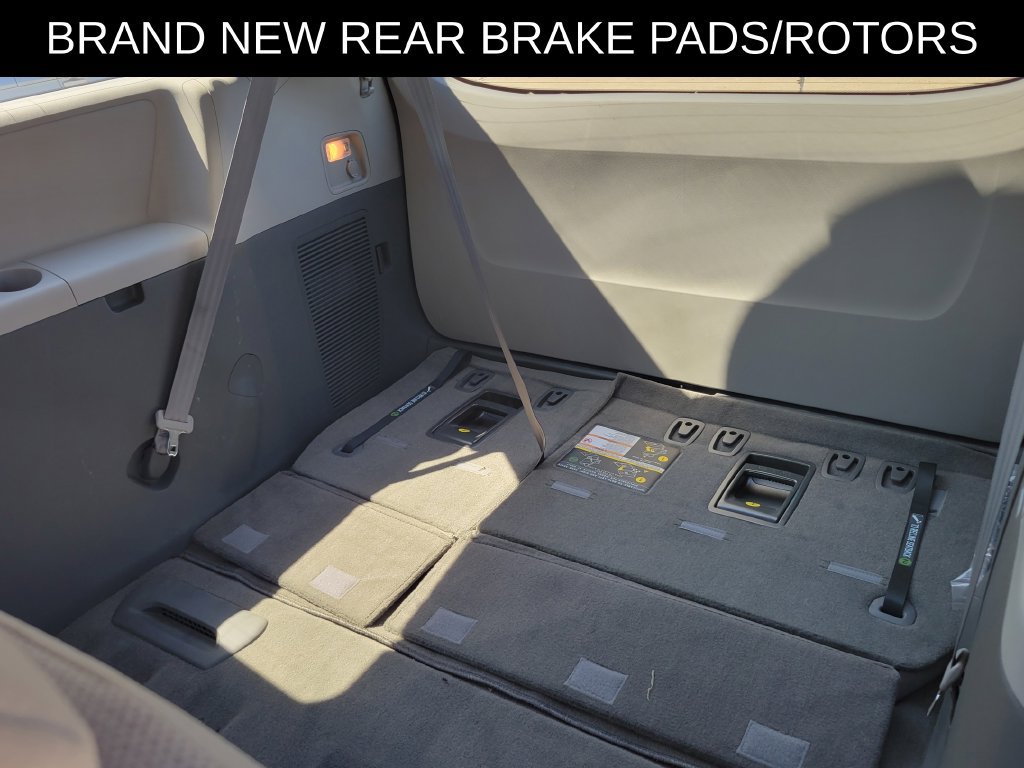 Used 2019 Toyota Sienna L w/ Carpet Mat Package FWD image 8