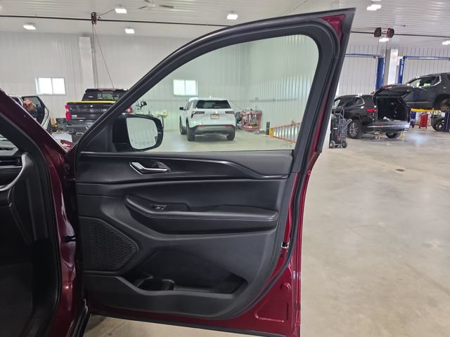 Used 2025 Jeep Grand Cherokee Altitude AWD/4WD image 31