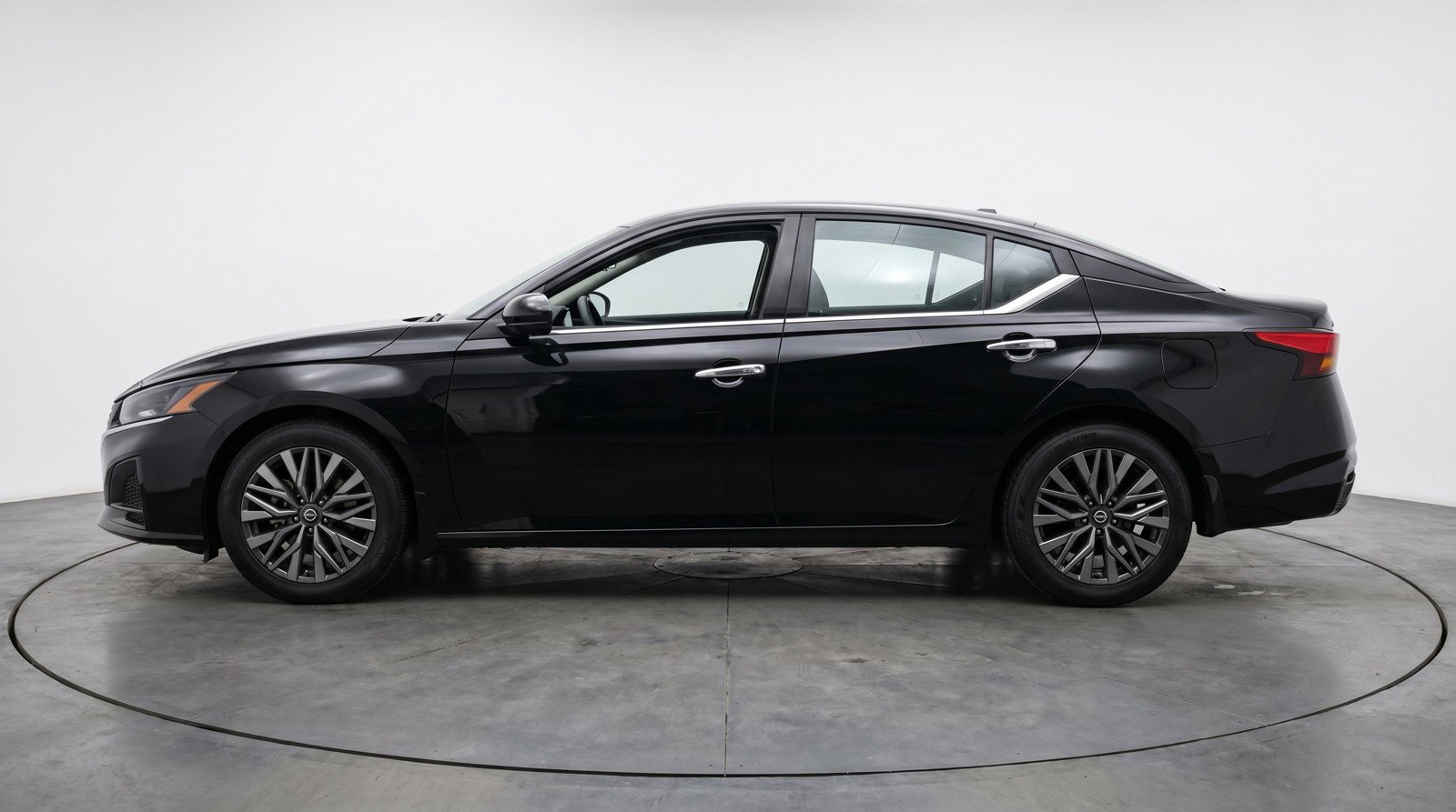 Used 2025 Nissan Altima 2.5 SV FWD image 5