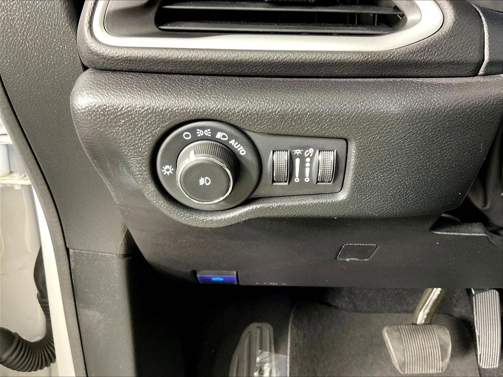 Used 2025 Chrysler Pacifica Select FWD image 36