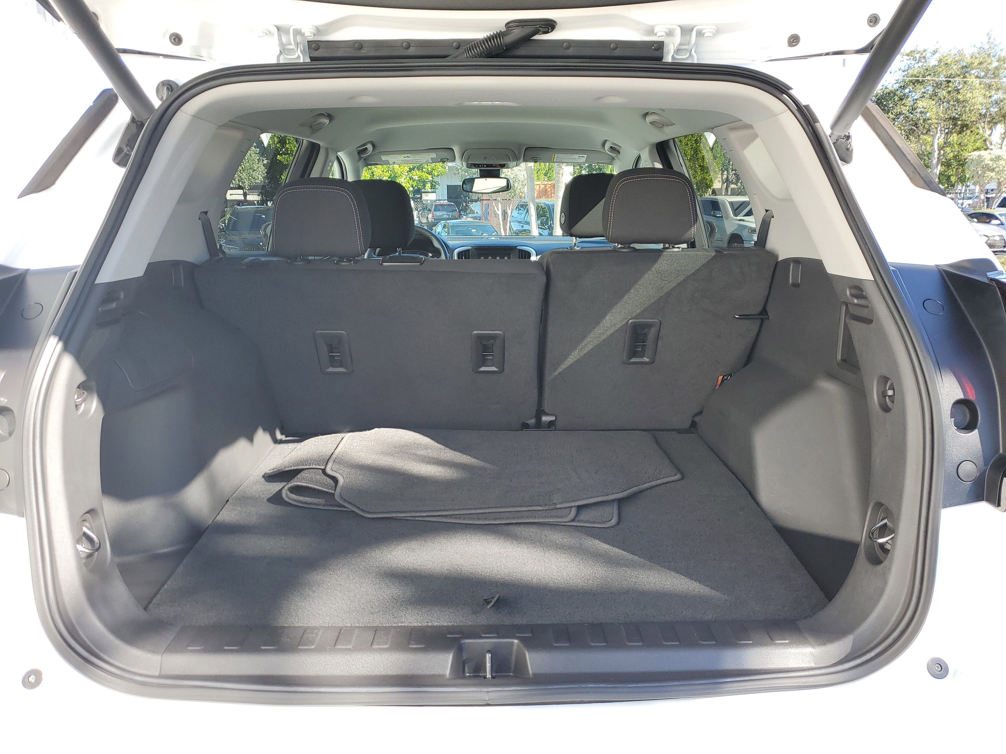 Used 2023 GMC Terrain SLE w/ Driver Convenience Package image 9