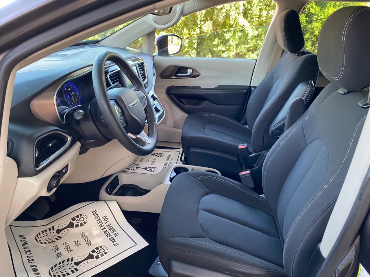 Used 2023 Chrysler Voyager LX FWD image 32