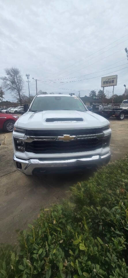 Used 2024 Chevrolet Silverado 2500 LT image 3