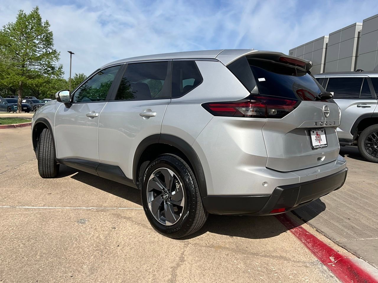Used 2025 Nissan Rogue SV FWD image 8