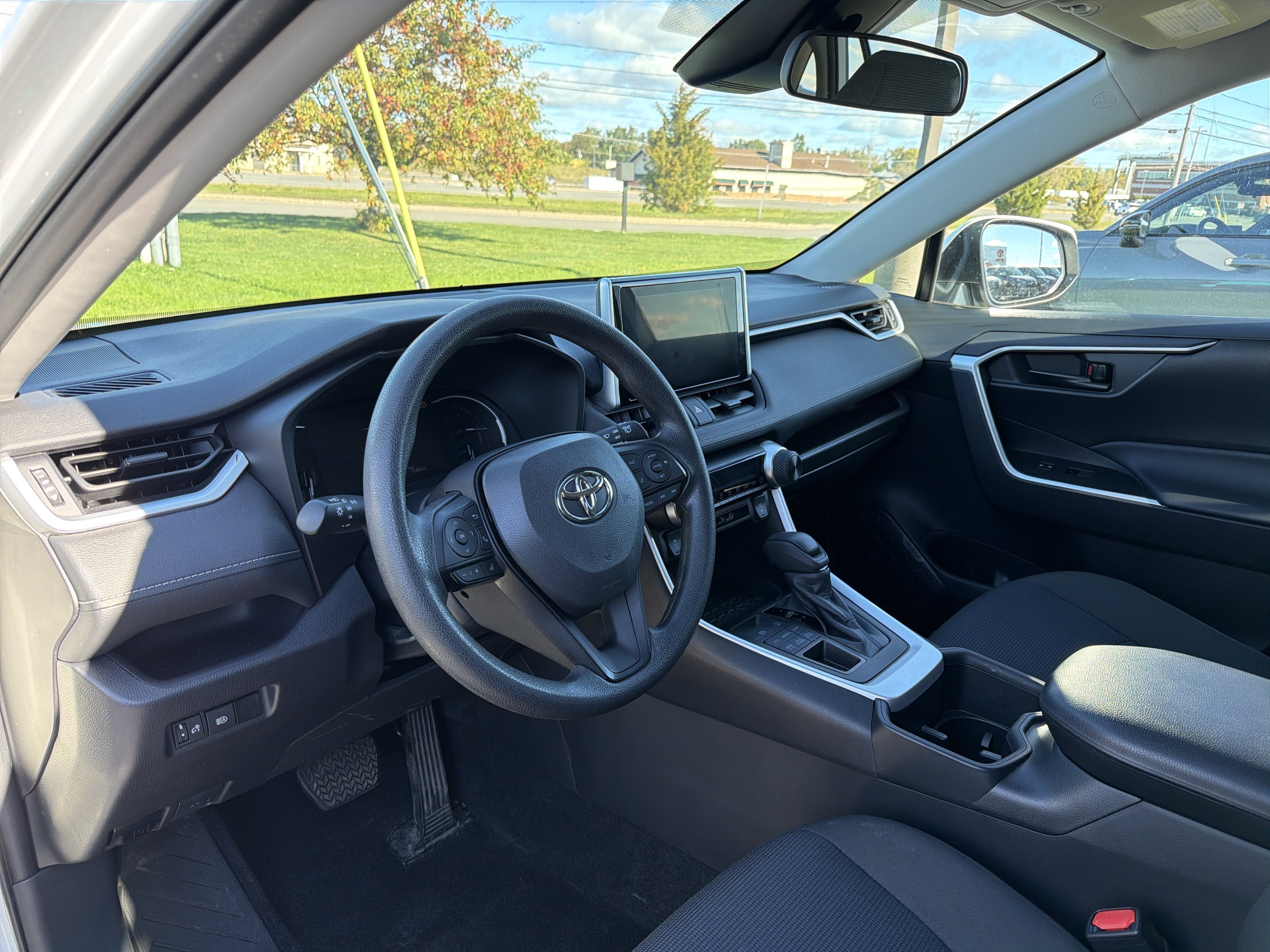 Used 2023 Toyota RAV4 LE AWD/4WD image 8