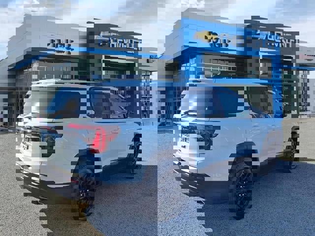 Used 2023 GMC Acadia SLE w/ Elevation Edition image 2