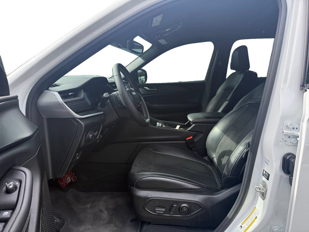 Used 2025 Jeep Grand Cherokee Altitude RWD image 9