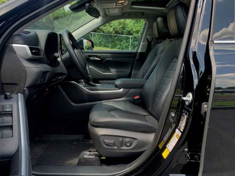 Used 2020 Toyota Highlander XLE AWD/4WD image 12