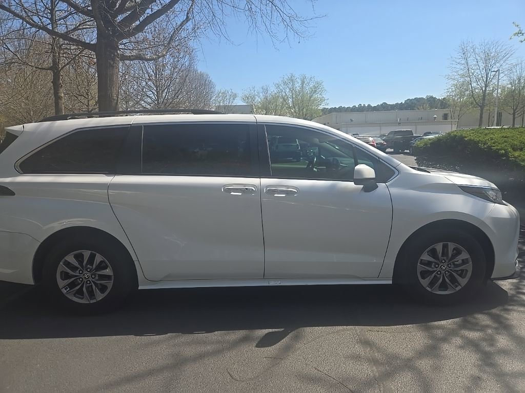 Used 2023 Toyota Sienna XLE image 13