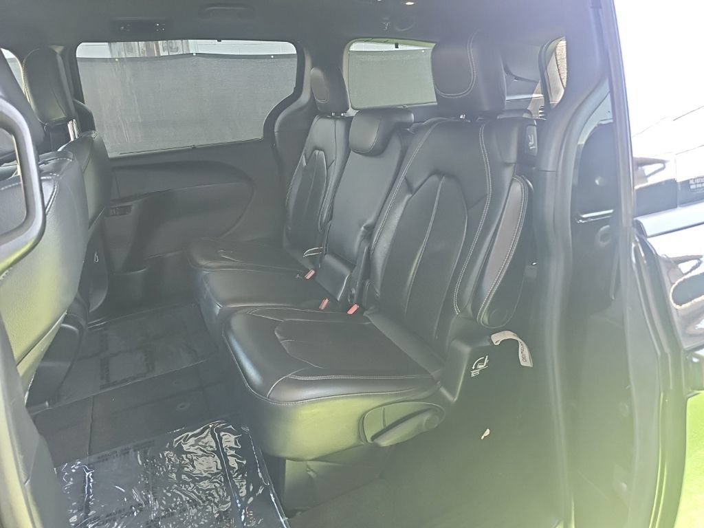 Used 2018 Chrysler Pacifica Touring-L w/ Premium Audio Group FWD image 33