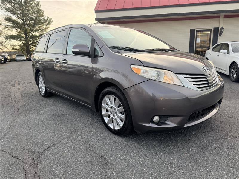 Used 2013 Toyota Sienna Limited w/ Premium Pkg FWD image 3