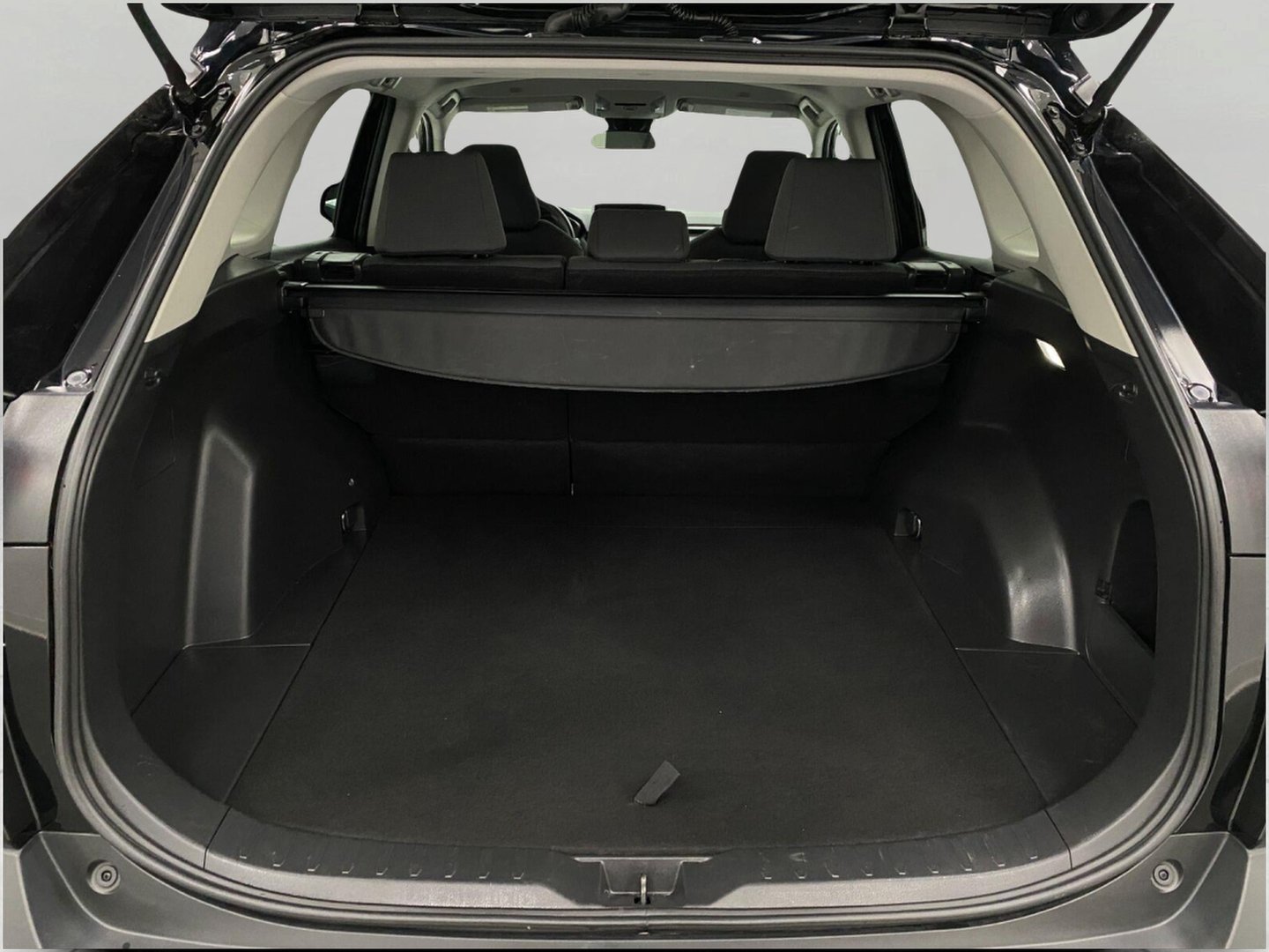 Used 2025 Toyota RAV4 XLE AWD/4WD image 6