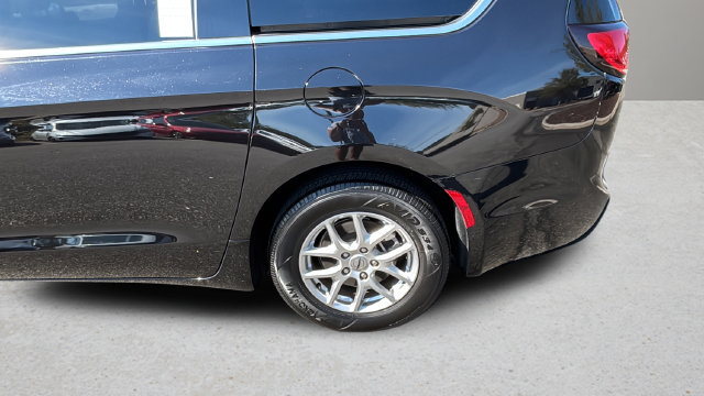 Used 2025 Chrysler Pacifica Select FWD image 42