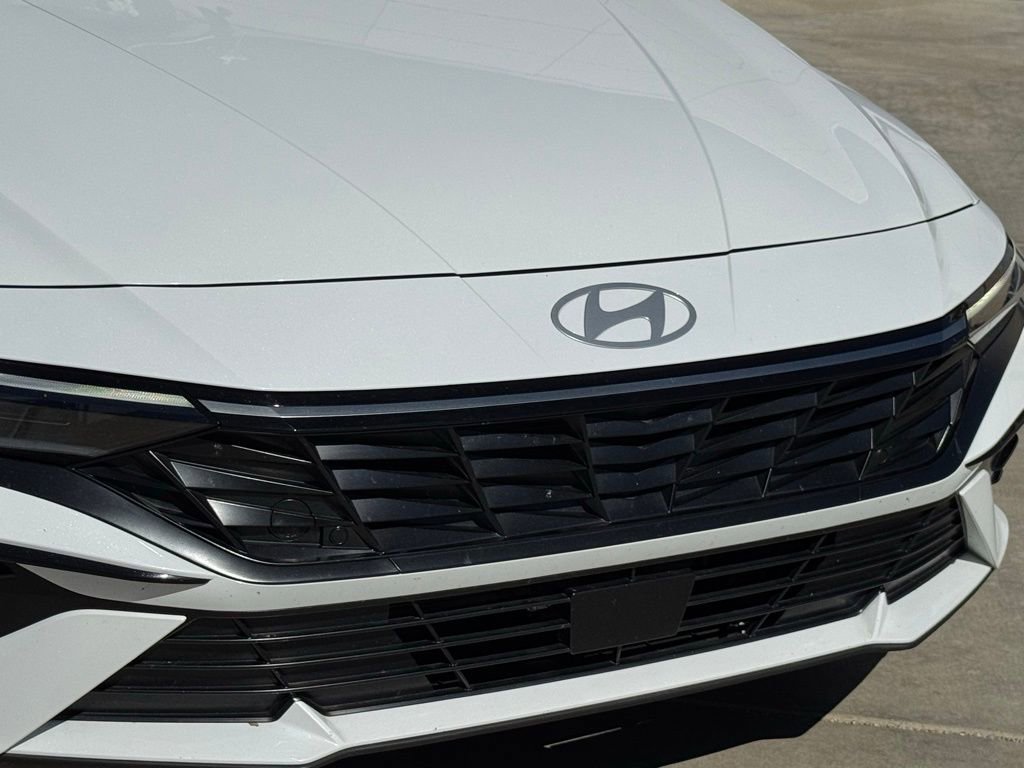 Used 2025 Hyundai Elantra Limited image 7