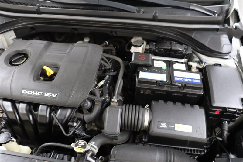 Used 2017 Hyundai Elantra SE FWD image 32