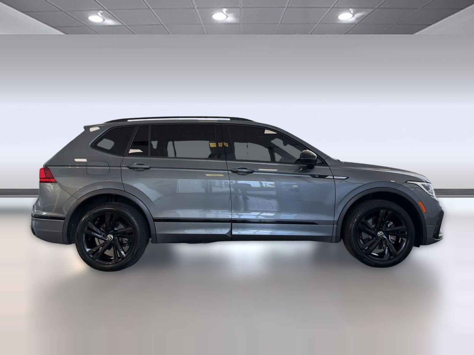 Used 2024 Volkswagen Tiguan SE R-Line FWD image 8