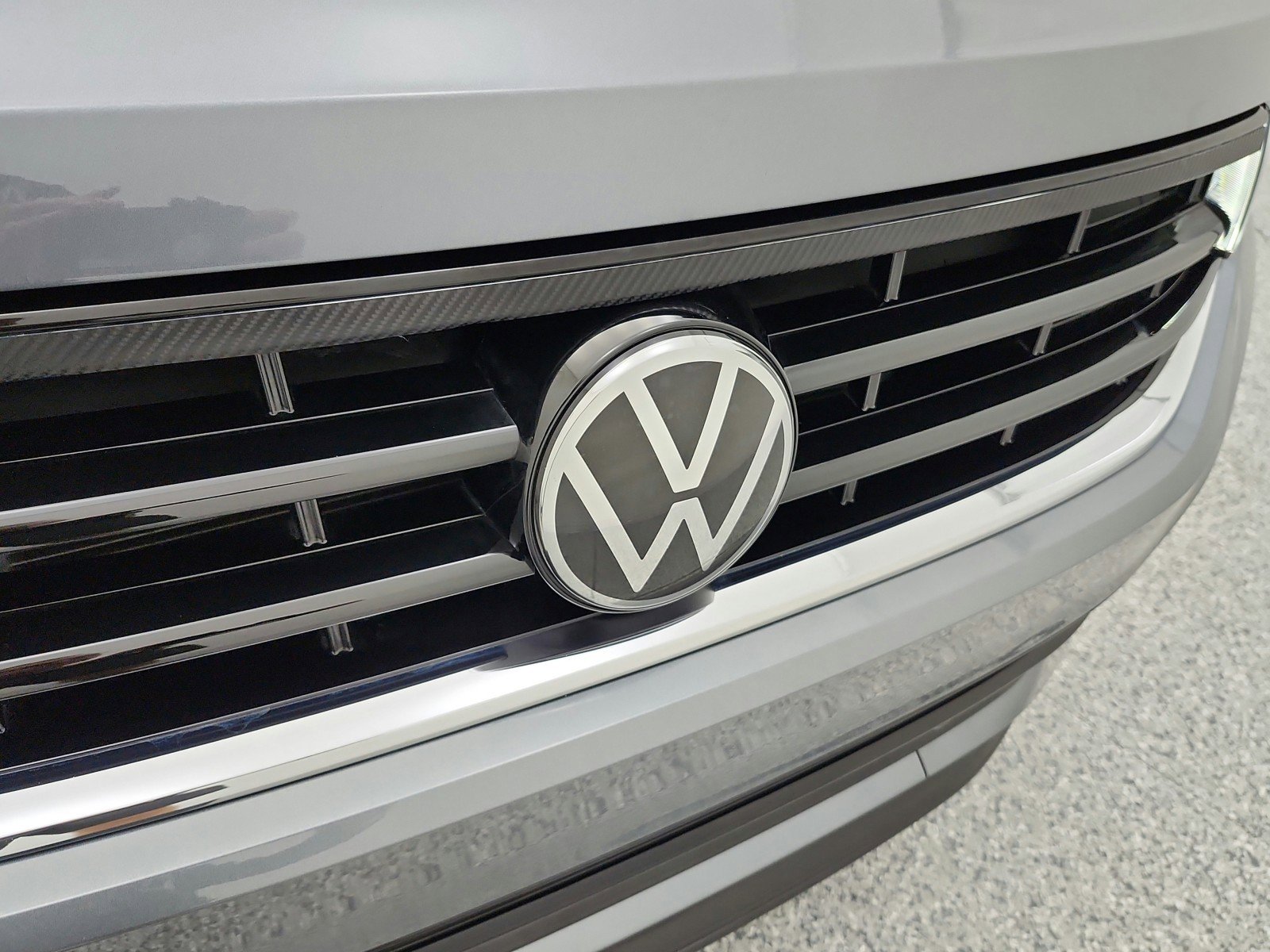 Used 2024 Volkswagen Tiguan SE R-Line image 23