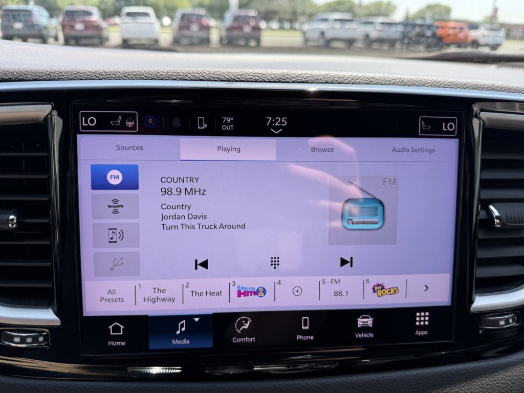 Used 2025 Chrysler Pacifica Select FWD image 27