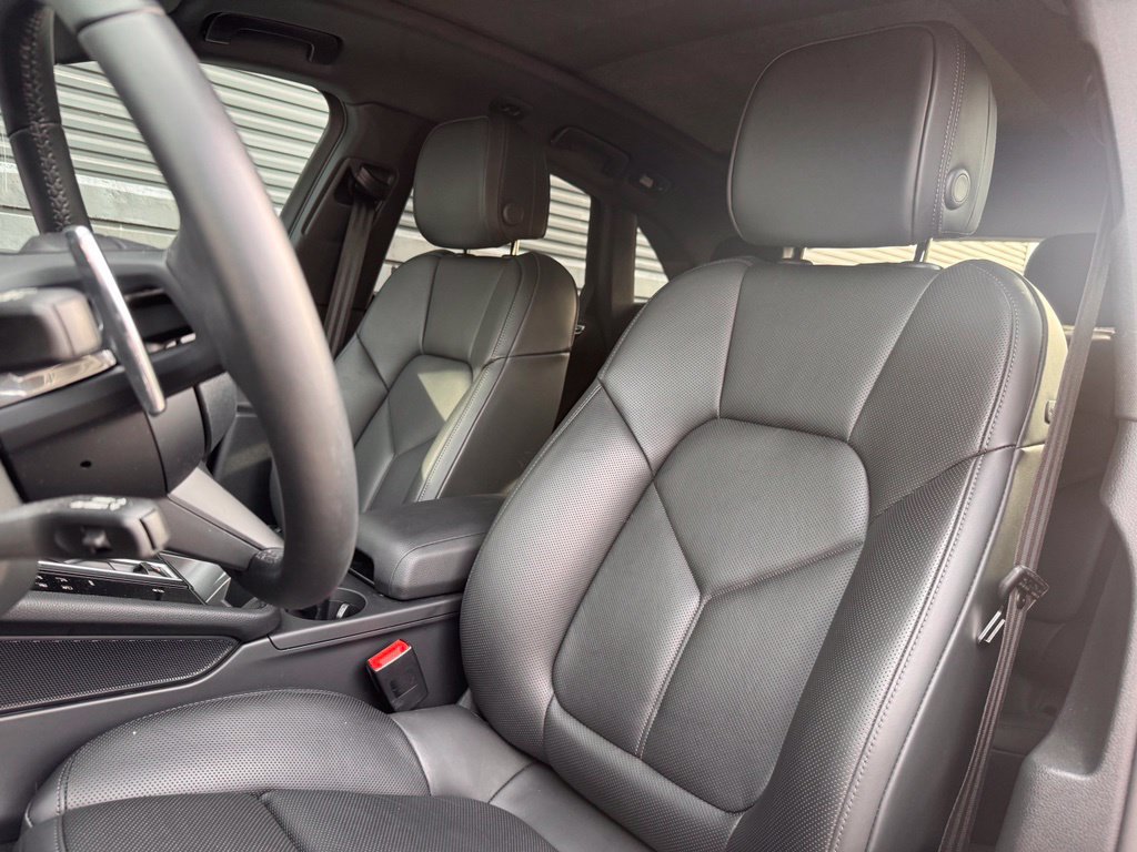 Certified 2026 Porsche Macan AWD/4WD image 15