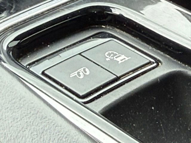 Used 2020 Jaguar F-PACE SVR image 23