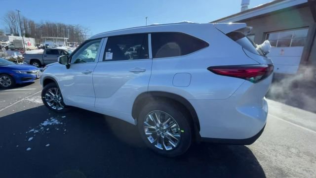 Used 2023 Toyota Highlander Limited AWD/4WD image 4