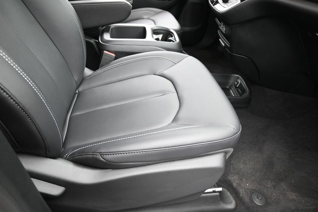 Used 2025 Chrysler Pacifica Select FWD image 39
