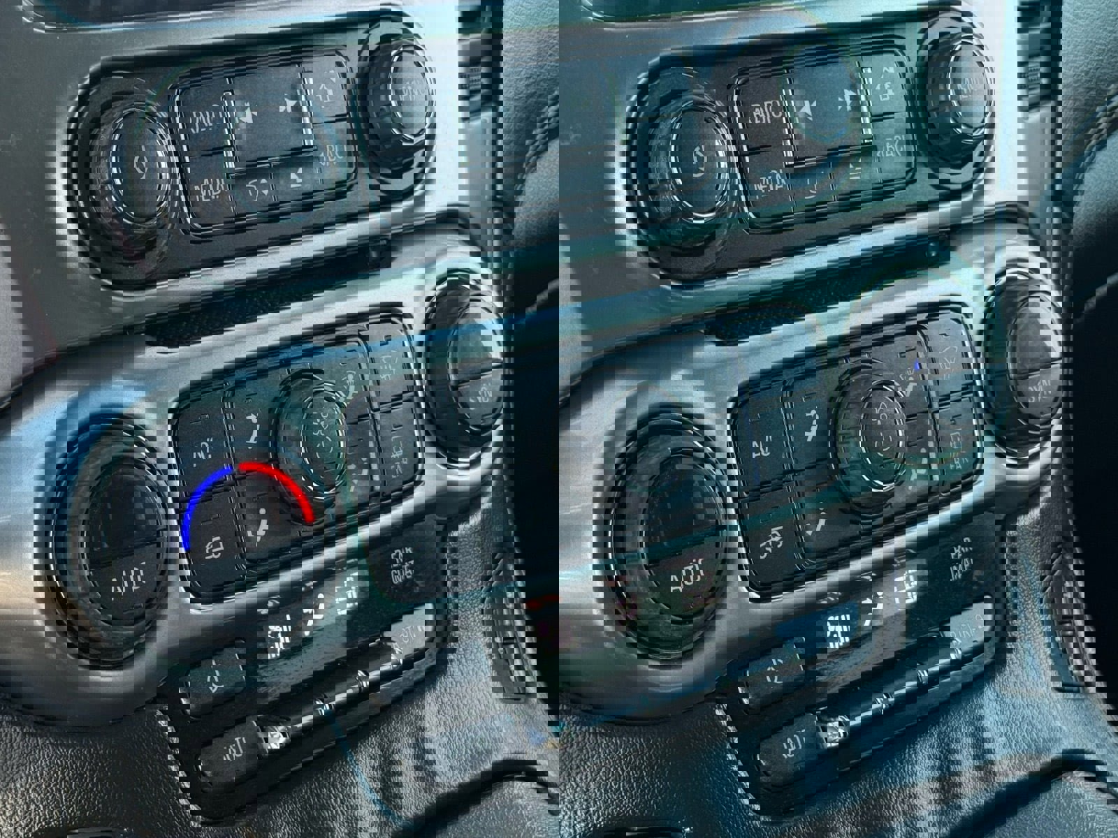 Used 2018 Chevrolet Suburban Premier image 24