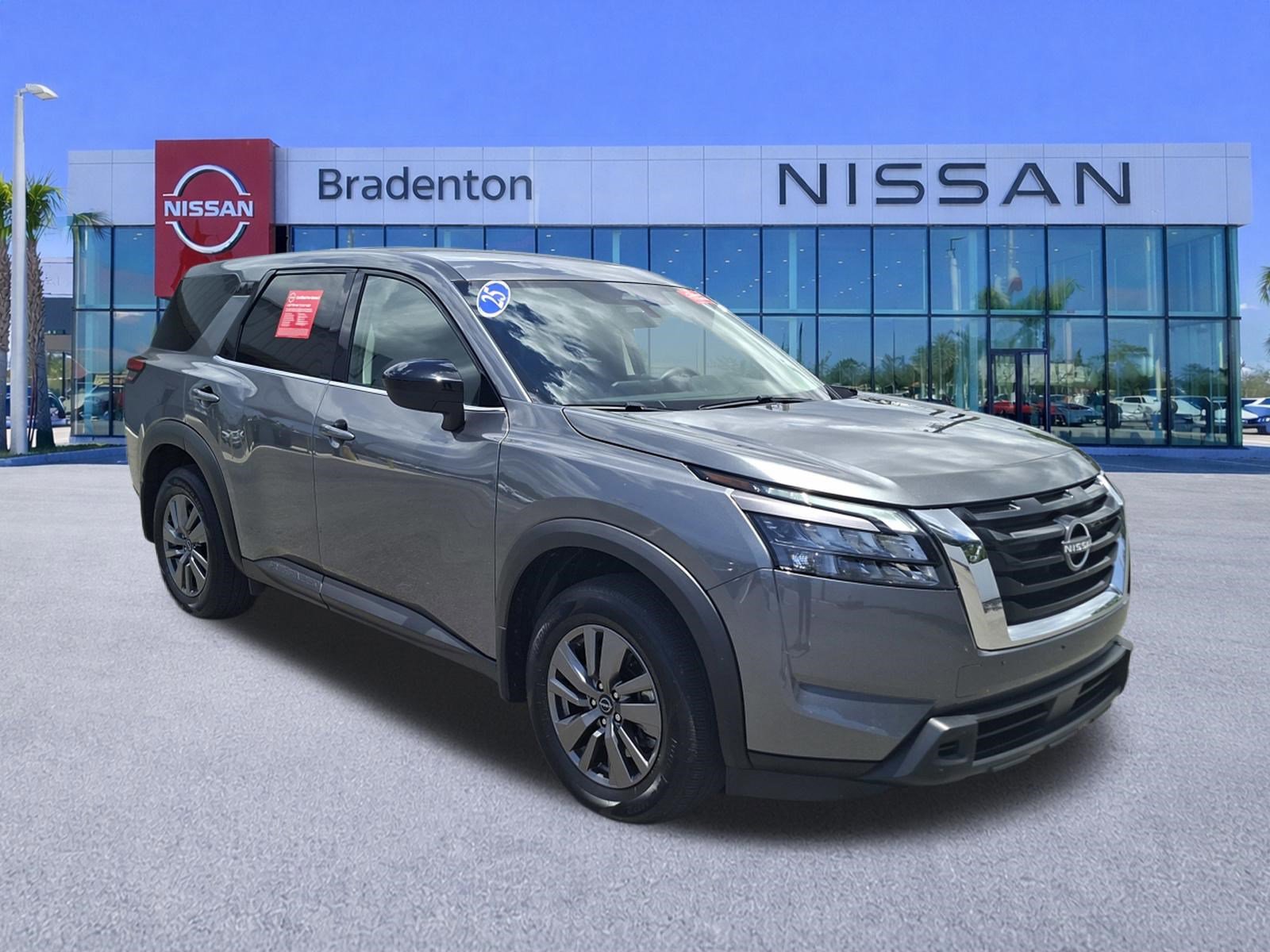Used 2025 Nissan Pathfinder S FWD image 3