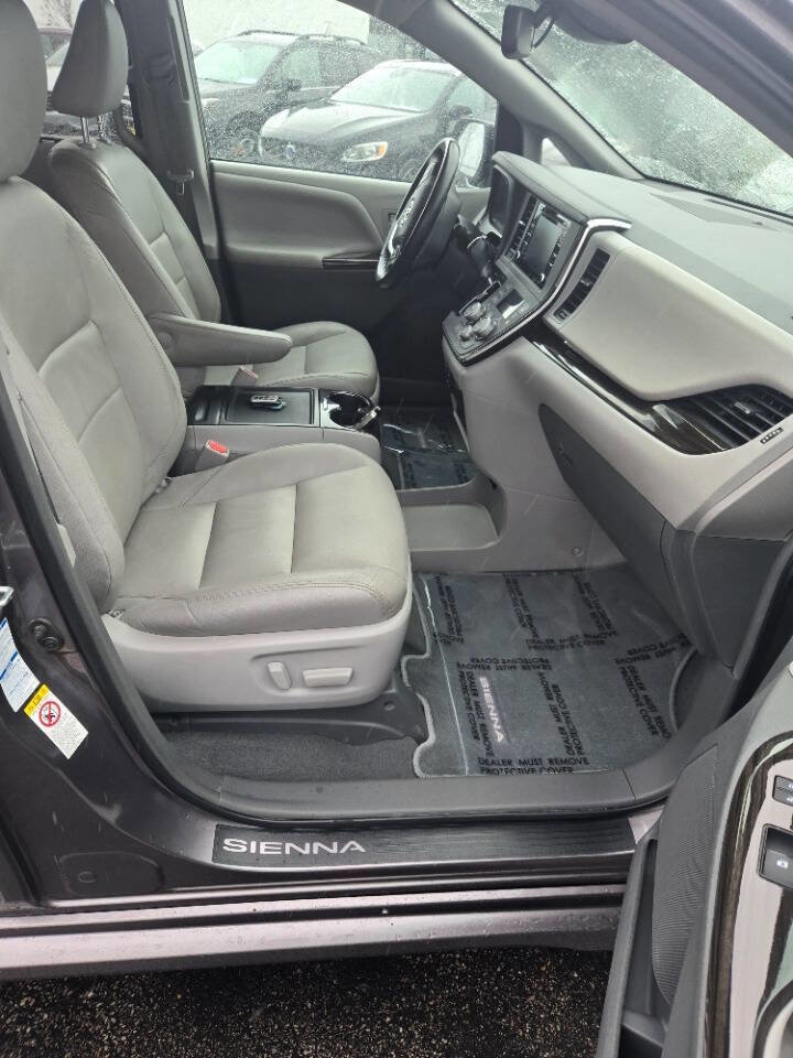 Used 2019 Toyota Sienna XLE Premium w/ Carpet Mat Package AWD/4WD image 18