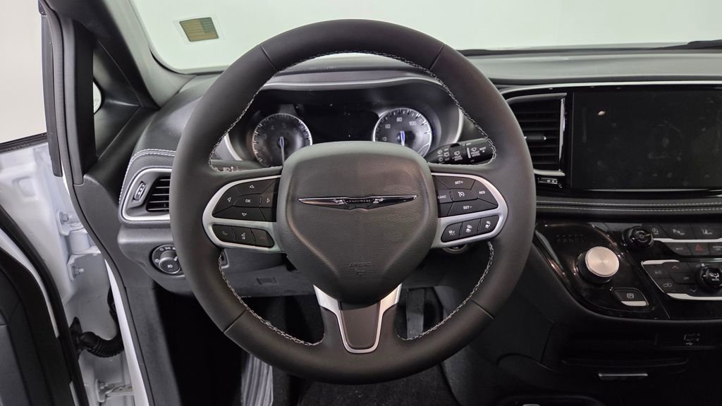 Used 2026 Chrysler Pacifica Select image 17