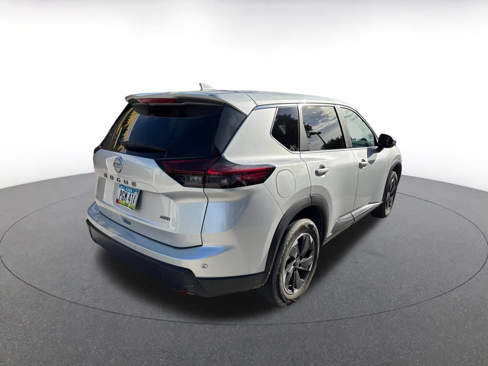 Used 2025 Nissan Rogue SV AWD/4WD image 15