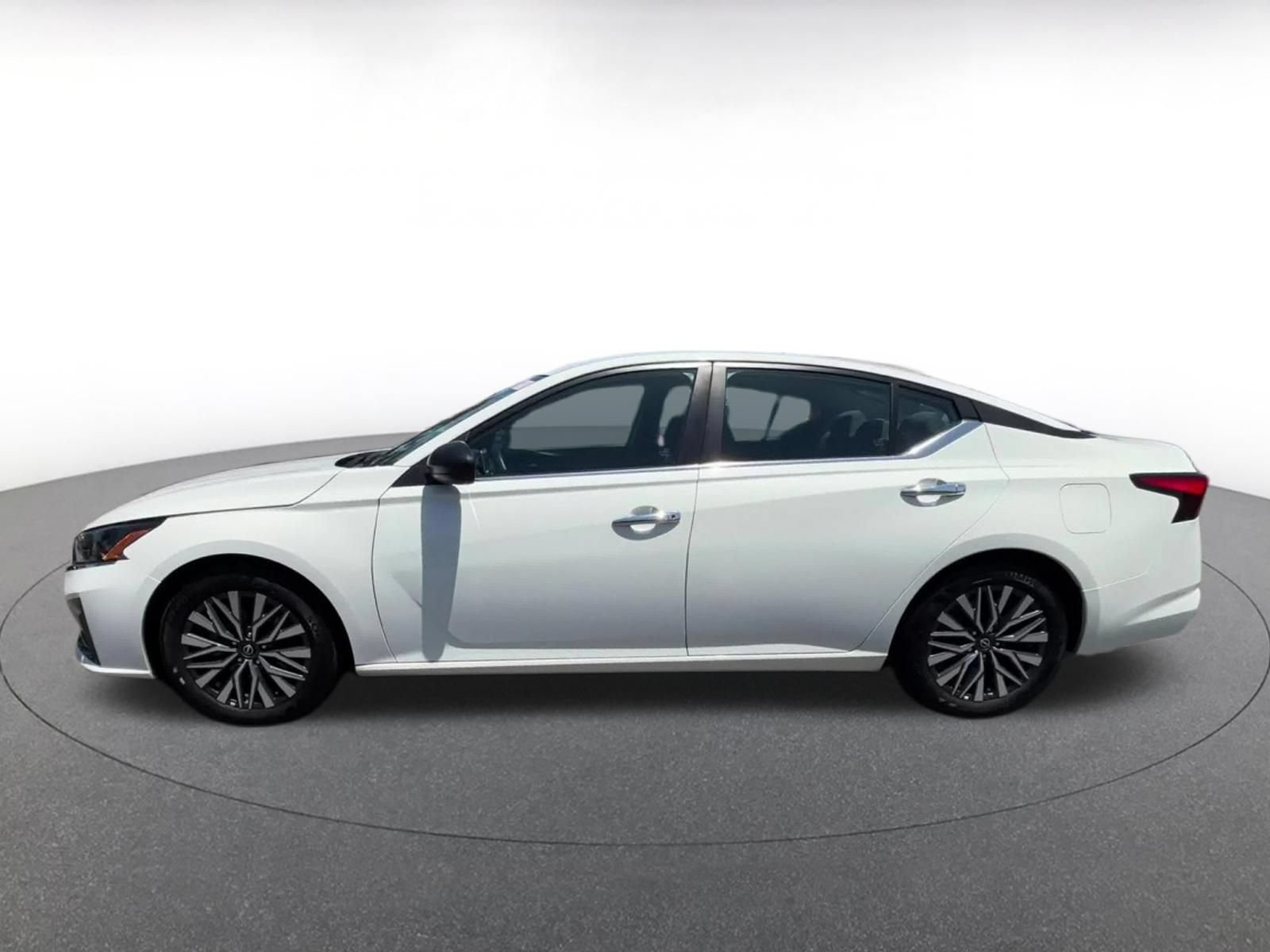 Used 2025 Nissan Altima 2.5 SV FWD image 9
