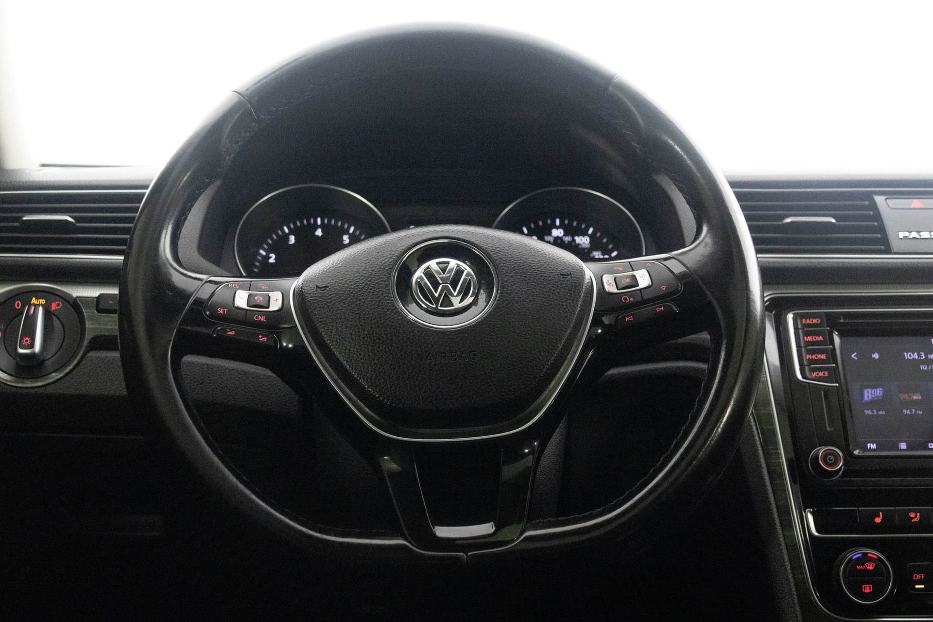 Used 2018 Volkswagen Passat 2.0T SE w/ SE Lighting Package image 28