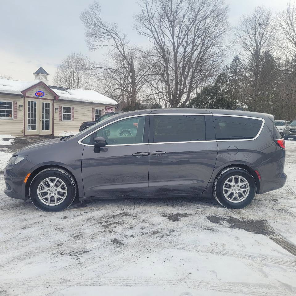 Used 2022 Chrysler Voyager LX image 5