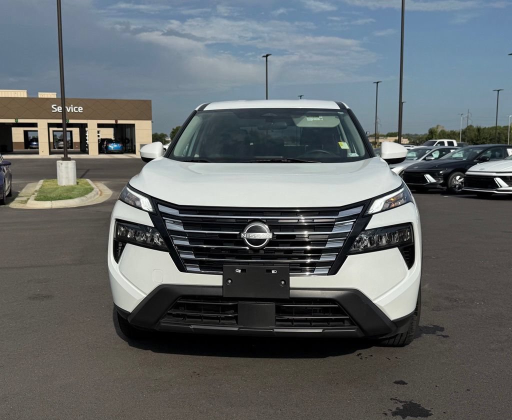 Used 2024 Nissan Rogue SV FWD image 2