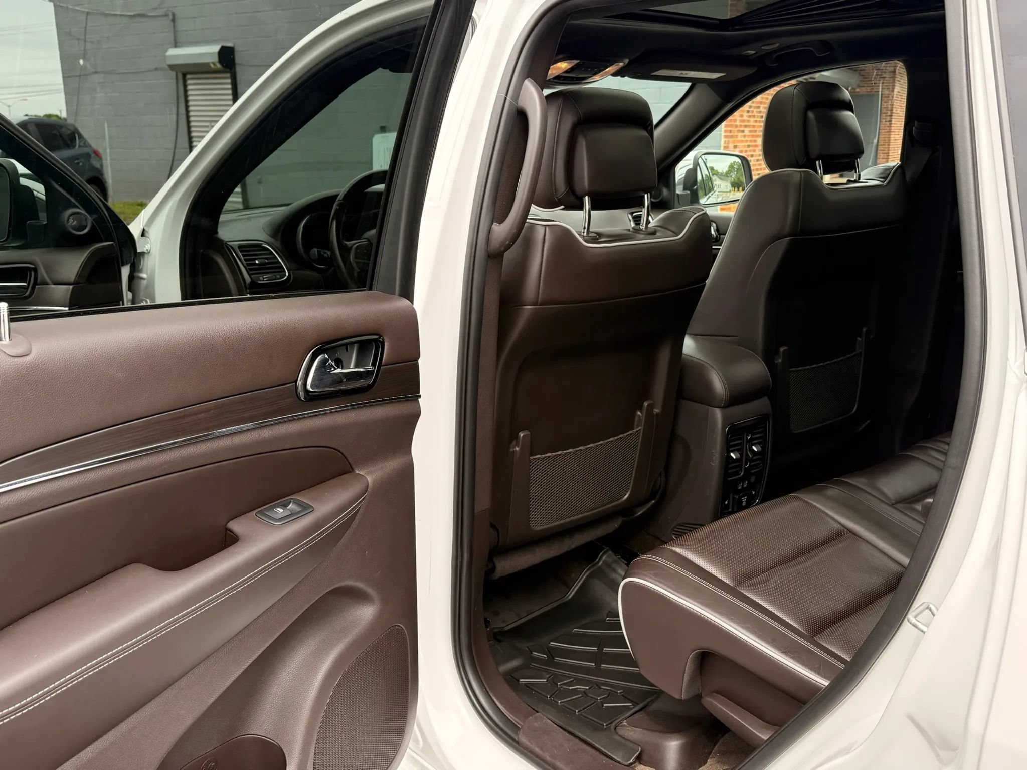 Used 2019 Jeep Grand Cherokee Overland AWD/4WD image 11