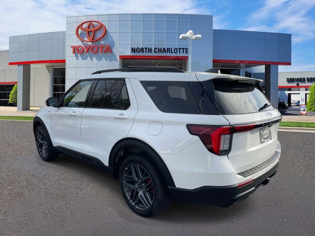 Used 2025 Ford Explorer ST-Line w/ ST-Line Street Pack image 8