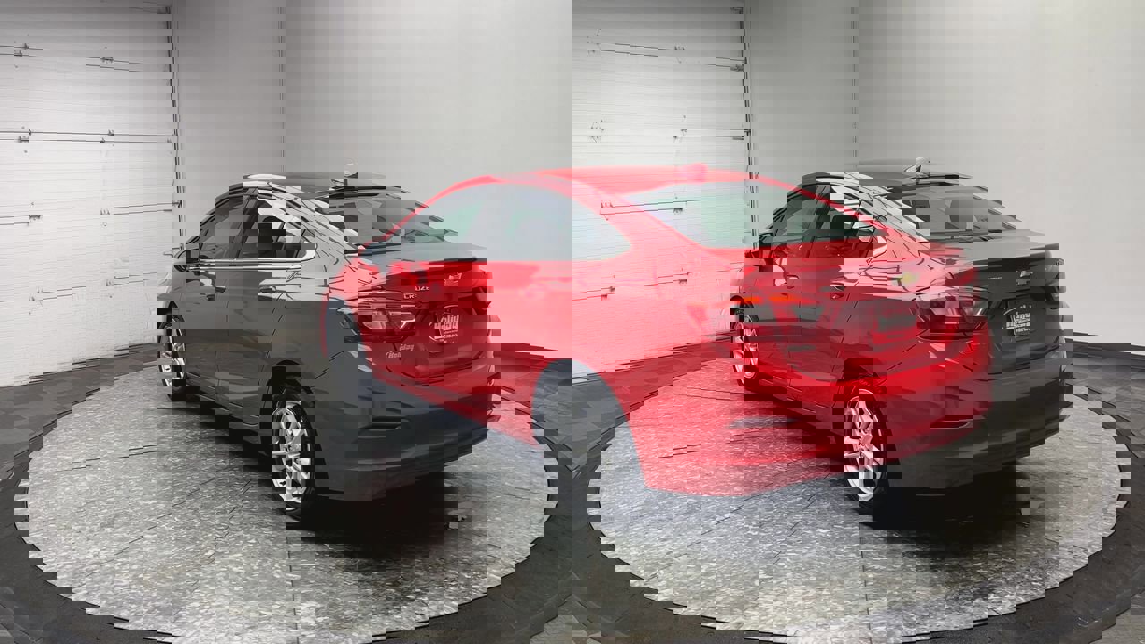 Used 2017 Chevrolet Cruze LT image 2