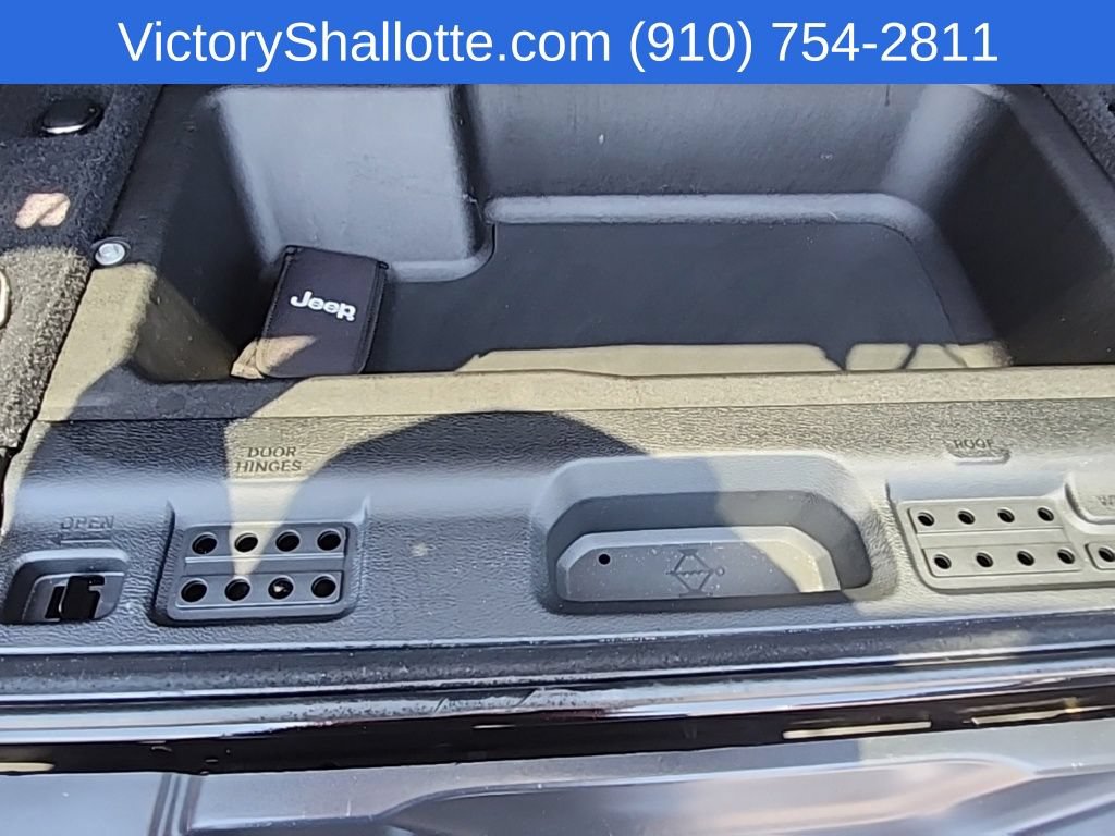 Used 2018 Jeep Wrangler Unlimited Sahara AWD/4WD image 31