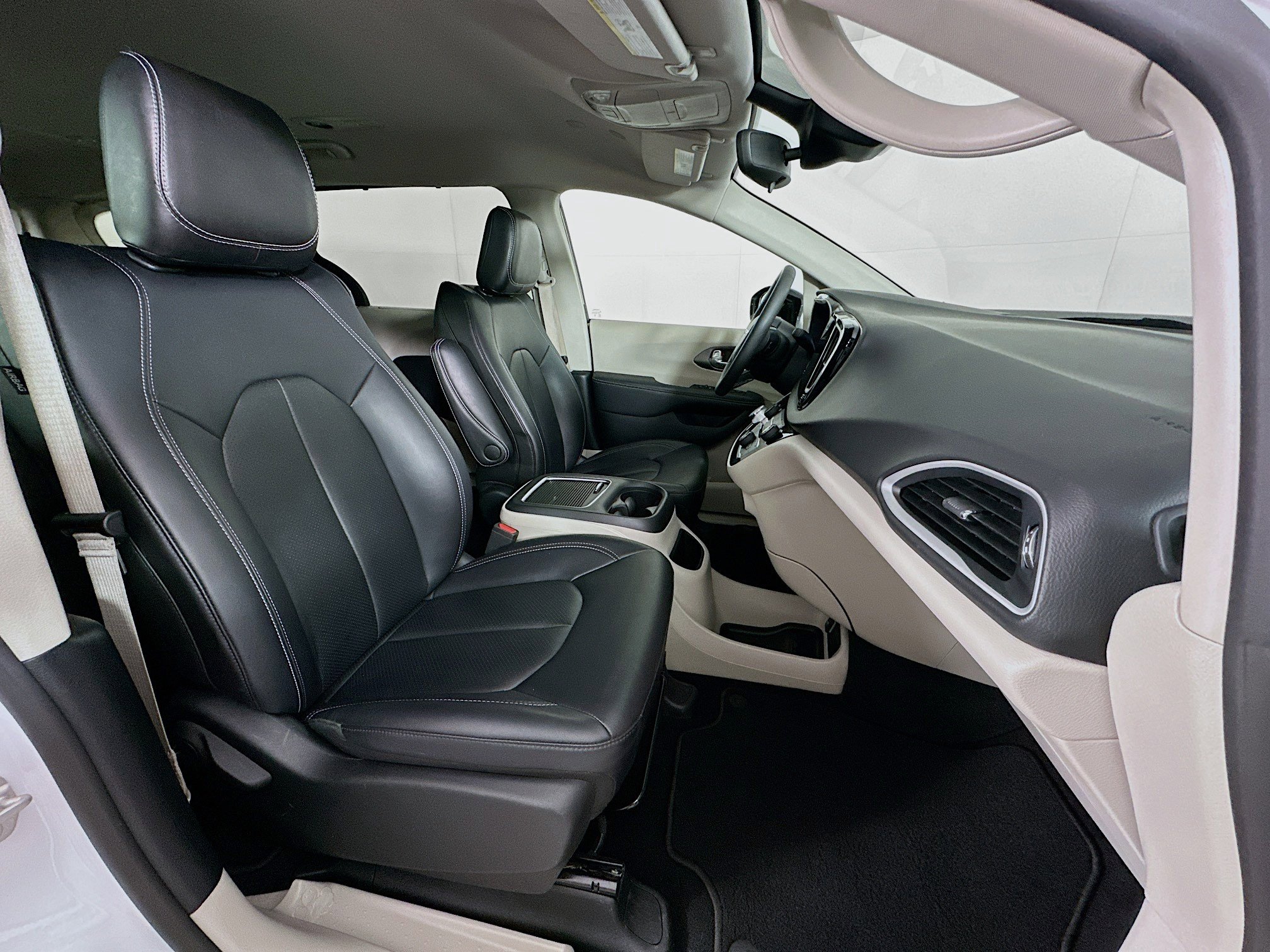 Used 2024 Chrysler Pacifica Touring-L FWD image 32
