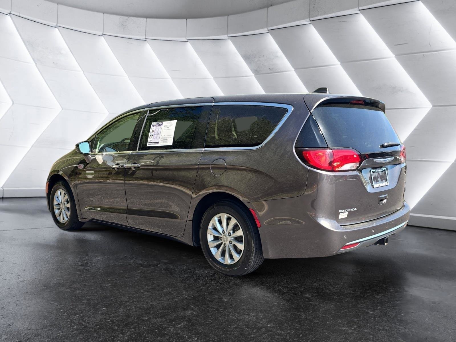 Used 2018 Chrysler Pacifica Touring Plus image 3